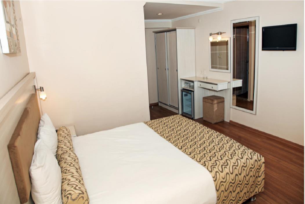 En fazla 2 yetişkin veya 1 yetişkin + 1 çocuk.