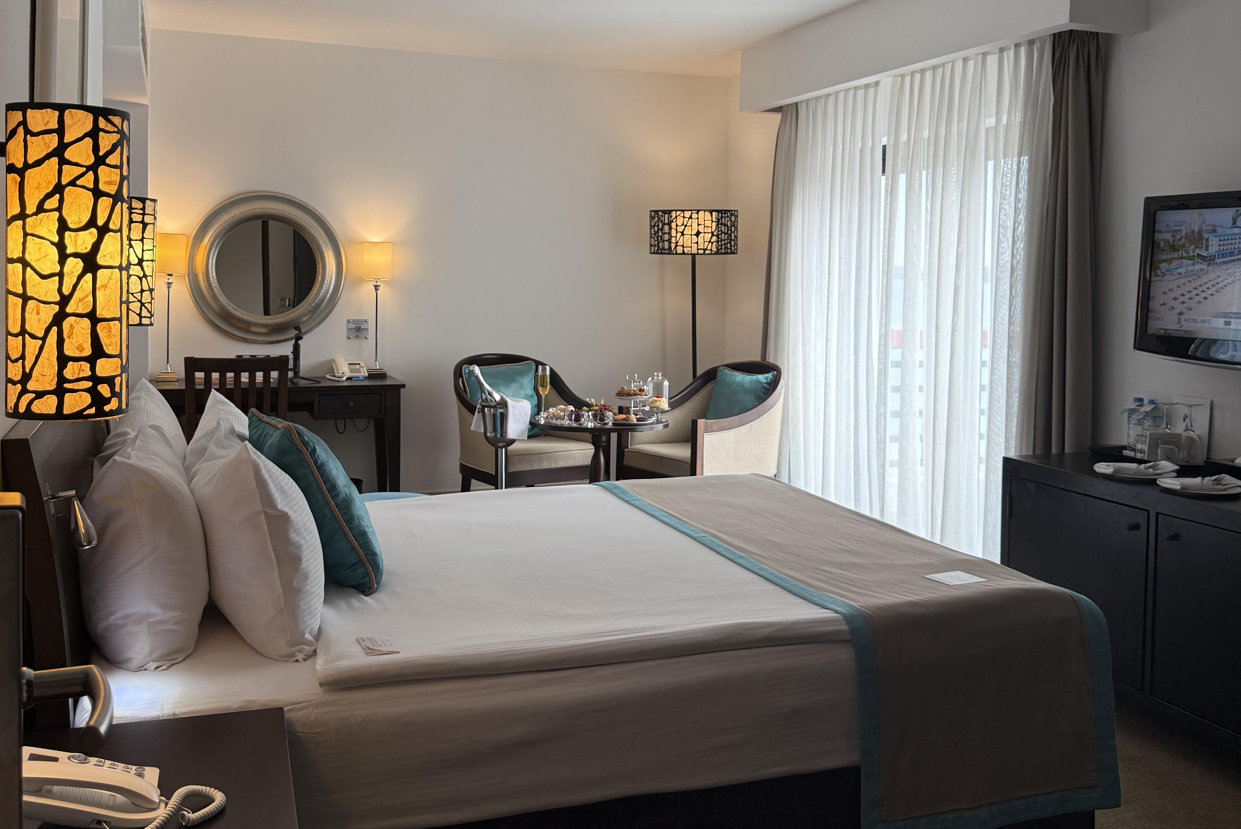 En fazla 3 yetişkin veya 2 yetişkin + 1 çocuk.