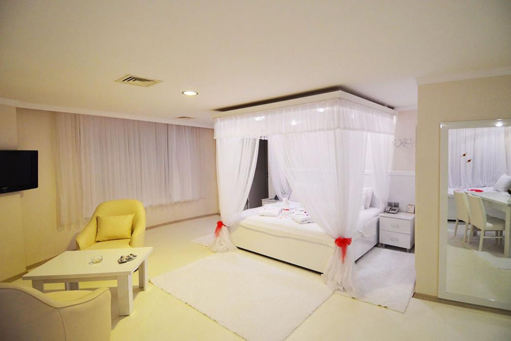 En az 2 yetişkin, En fazla 2 yetişkin.