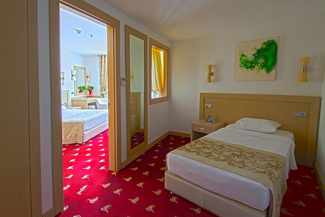 En az 4 yetişkin, En fazla 4 yetişkin.