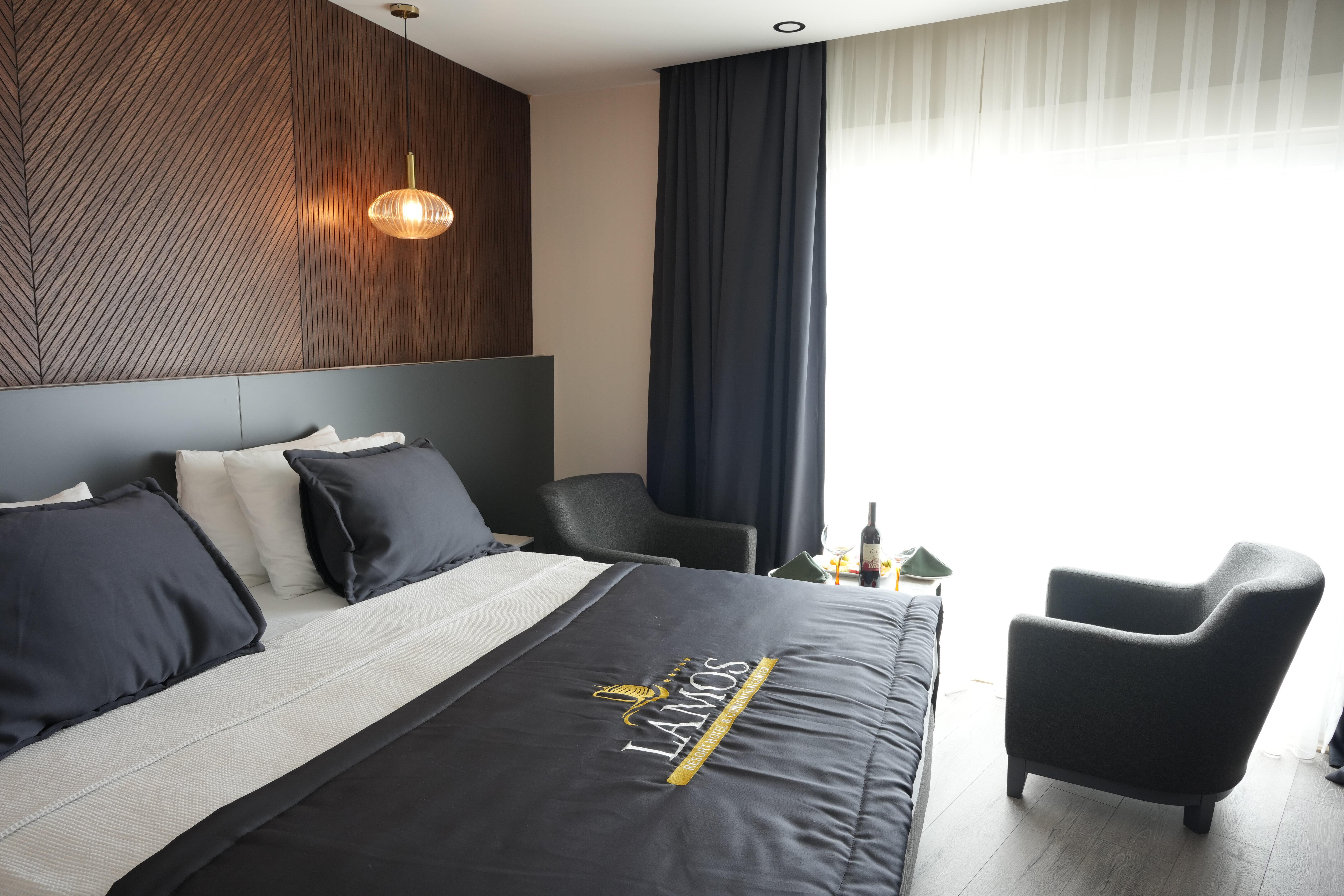 En fazla 3 yetişkin + 1 çocuk veya 2 yetişkin + 2 çocuk.