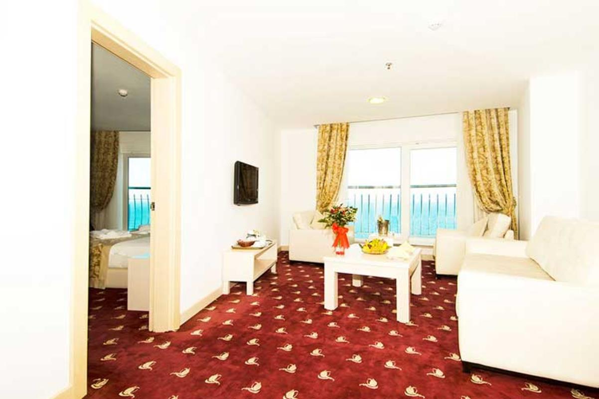 En az 3 yetişkin, En fazla 3 yetişkin + 1 çocuk.