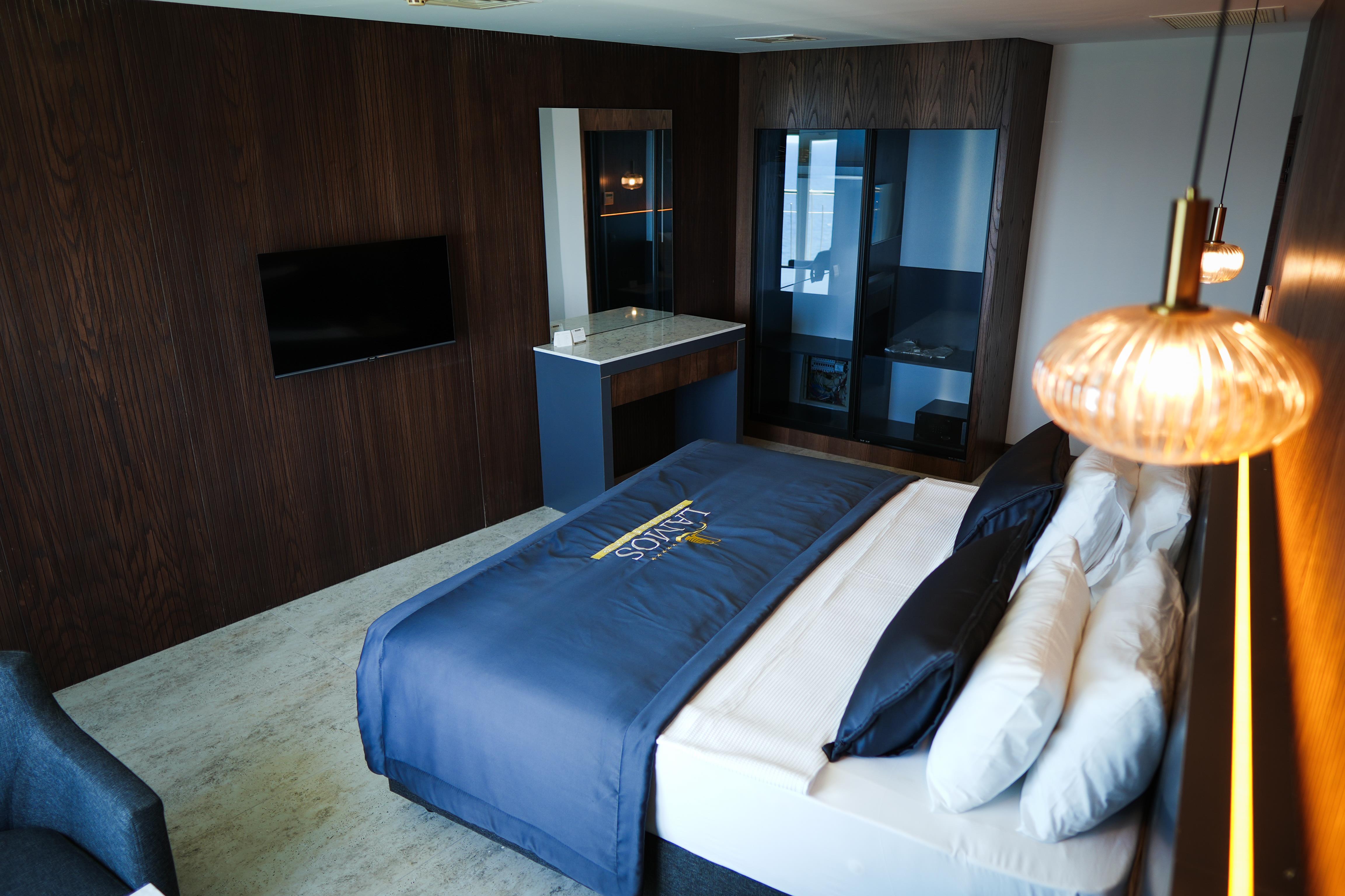 En az 2 yetişkin, En fazla 2 yetişkin + 1 çocuk.