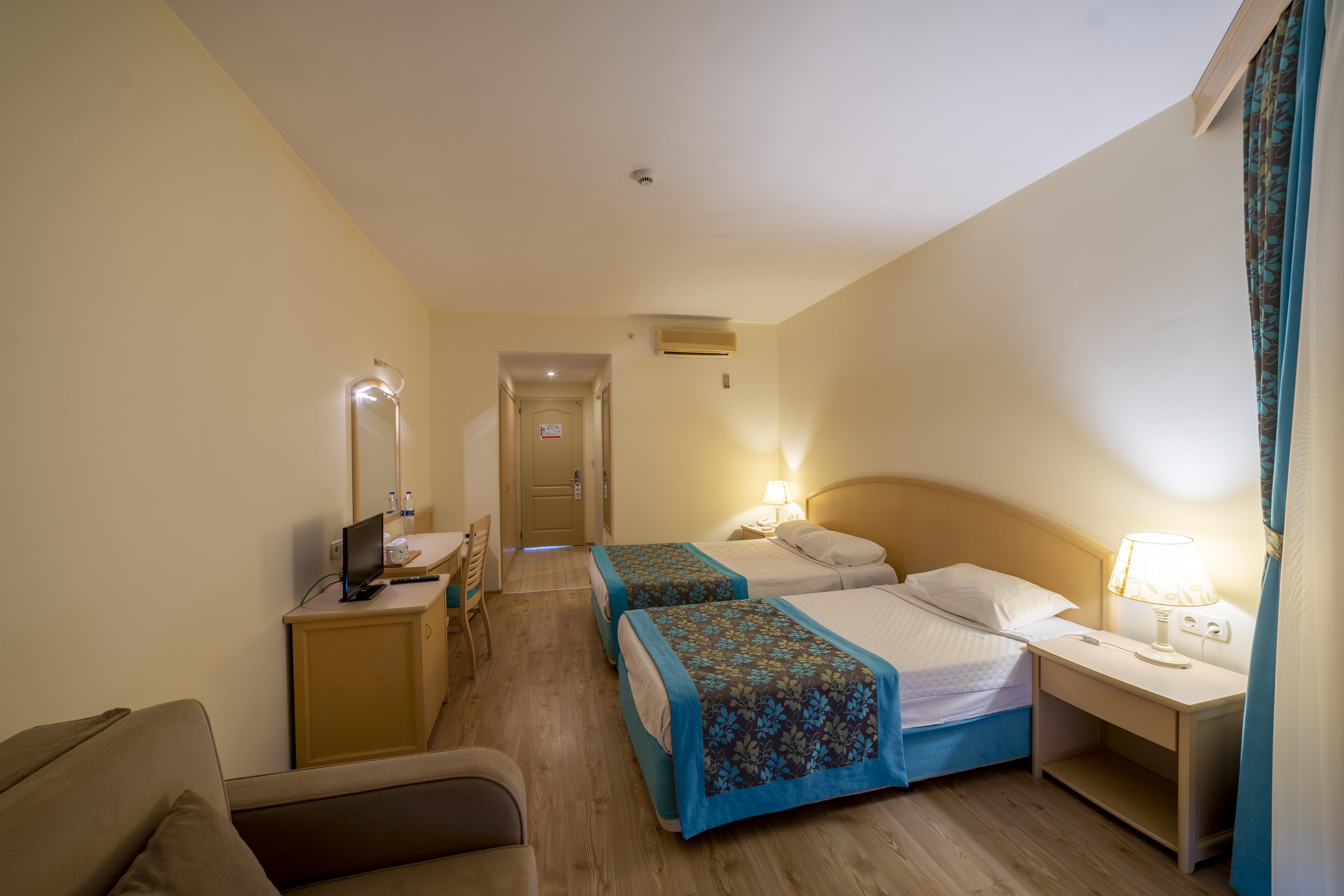 En fazla 3 yetişkin veya 2 yetişkin + 1 çocuk.