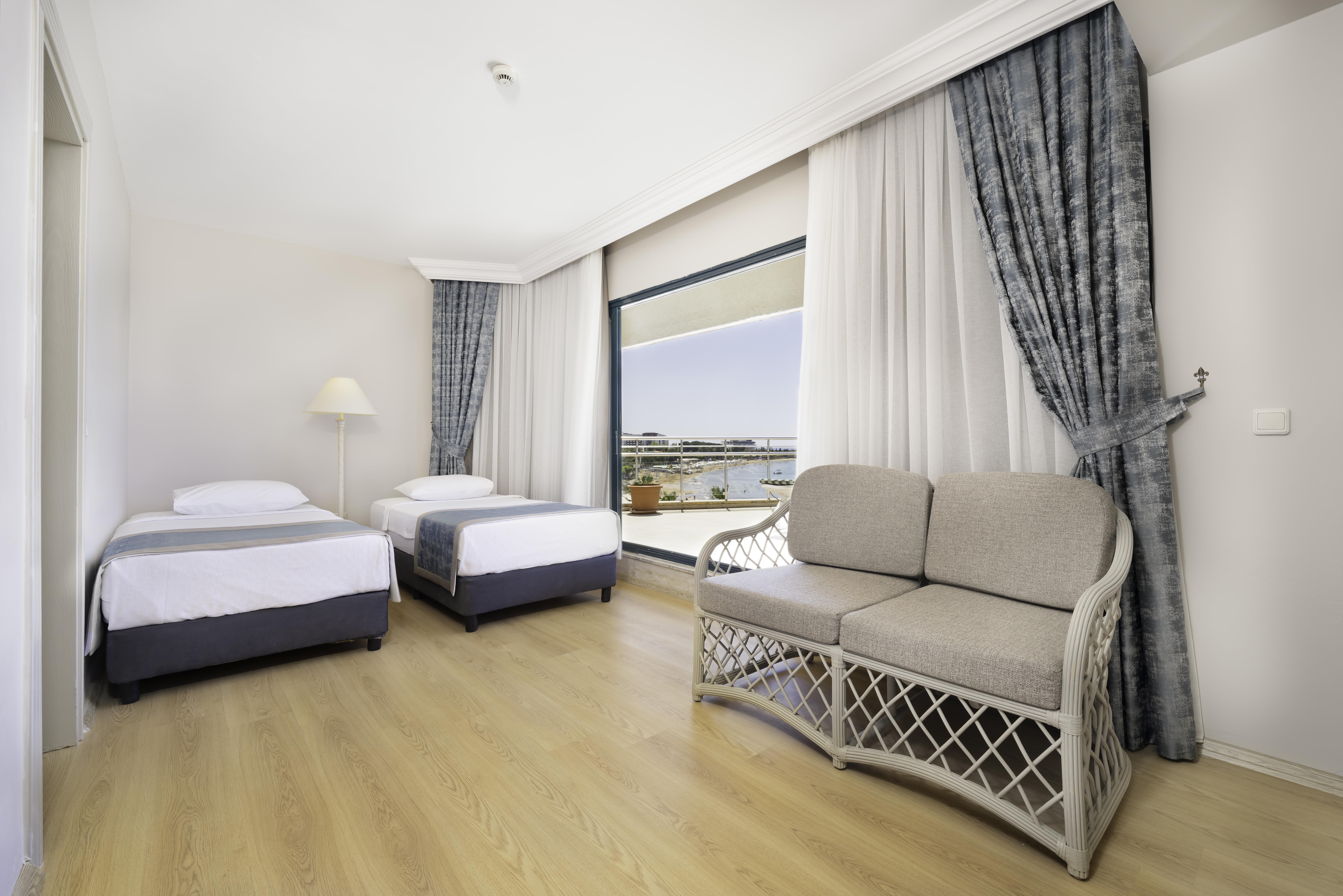 En az 2 yetişkin, En fazla 3 yetişkin veya 2 yetişkin + 1 çocuk.