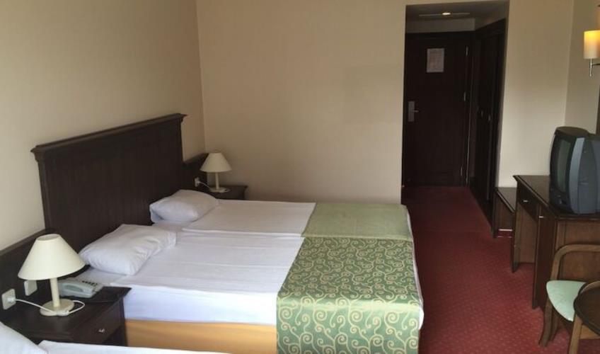 En fazla 3 yetişkin + 1 çocuk veya 2 yetişkin + 2 çocuk.