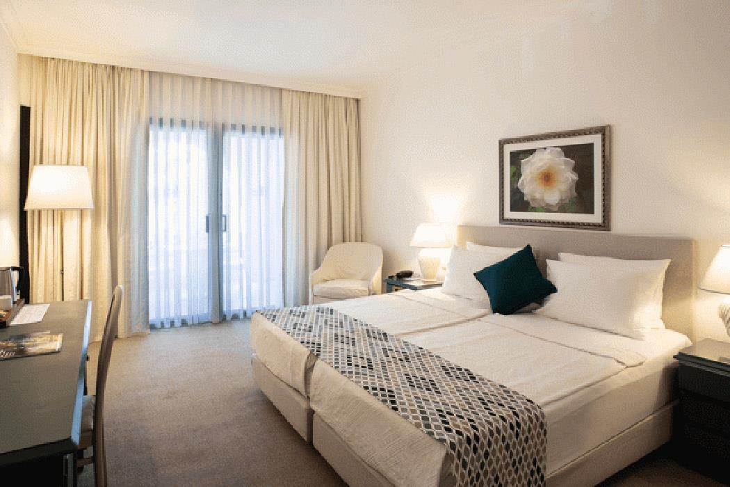 En fazla 3 yetişkin veya 2 yetişkin + 1 çocuk.