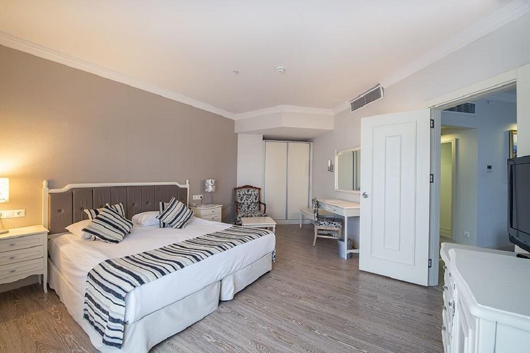 En az 3 yetişkin, En fazla 4 yetişkin veya 3 yetişkin + 1 çocuk.