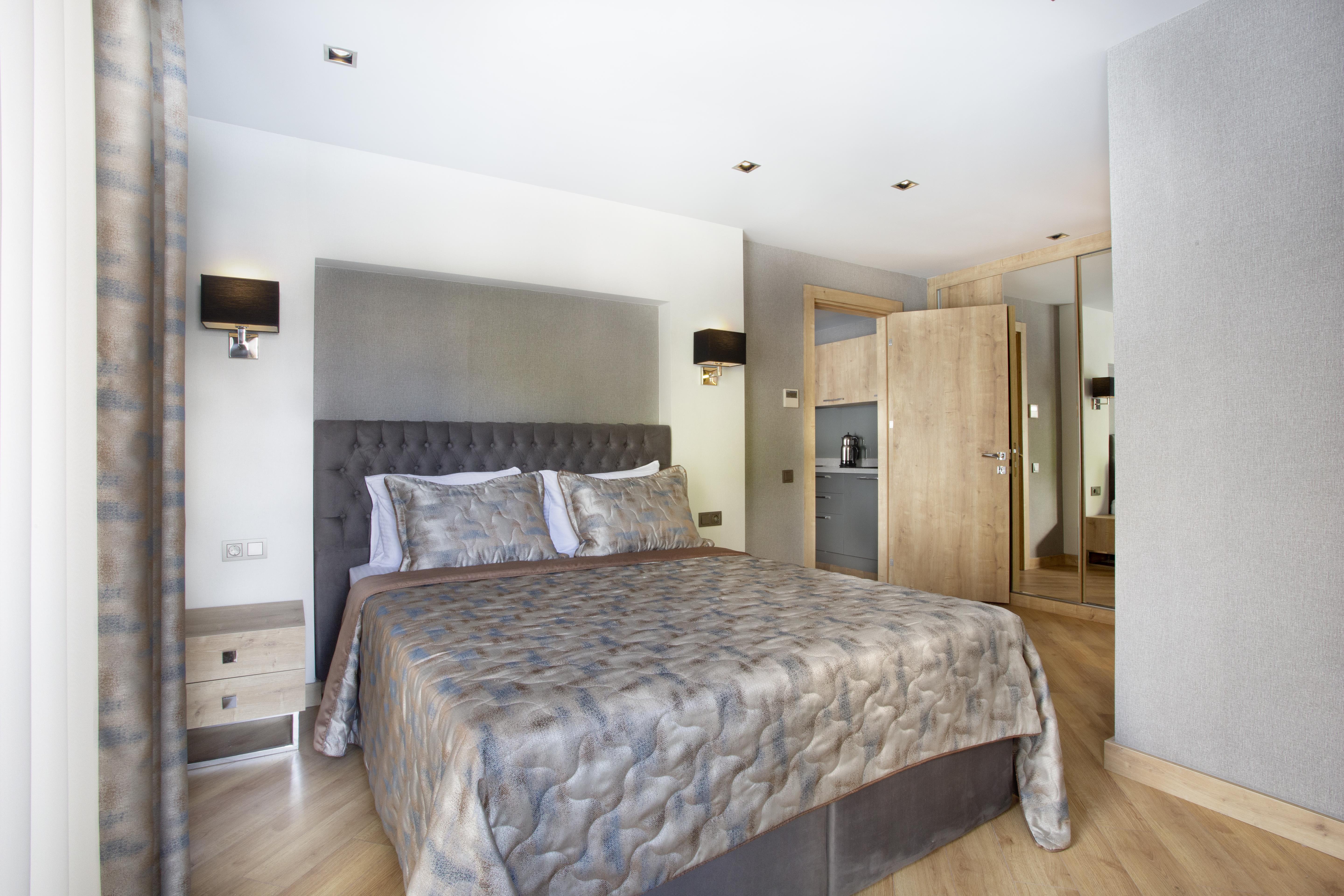 En fazla 3 yetişkin.