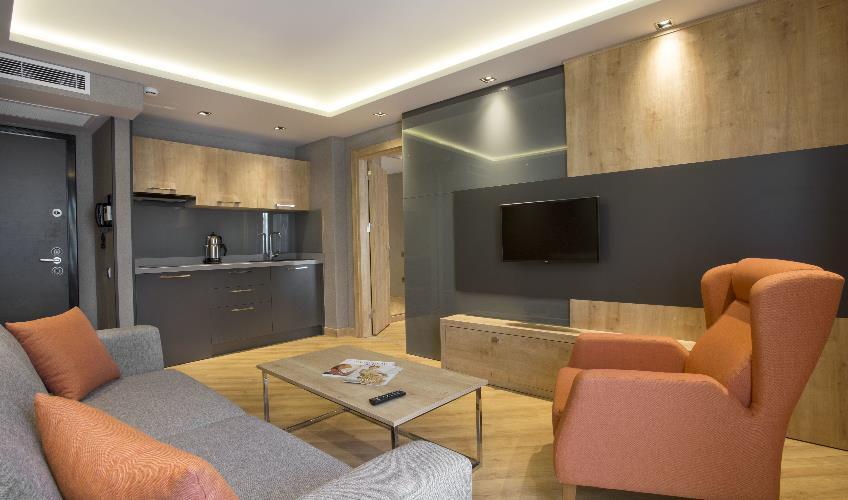 En fazla 3 yetişkin.