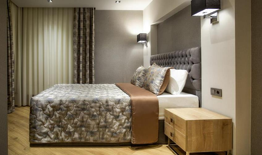 En fazla 3 yetişkin.