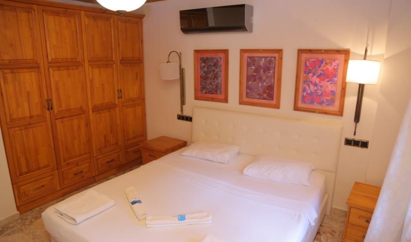 En fazla 2 yetişkin + 1 bebek (0-2 yaş) veya 1 yetişkin + 1 çocuk + 1 bebek (0-2 yaş).