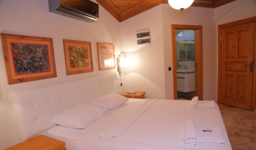 En fazla 2 yetişkin + 1 bebek (0-2 yaş) veya 1 yetişkin + 1 çocuk + 1 bebek (0-2 yaş).