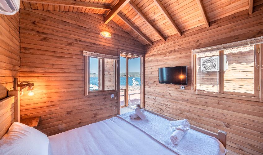 En fazla 2 yetişkin + 1 bebek (0-2 yaş) veya 1 yetişkin + 1 çocuk + 1 bebek (0-2 yaş).