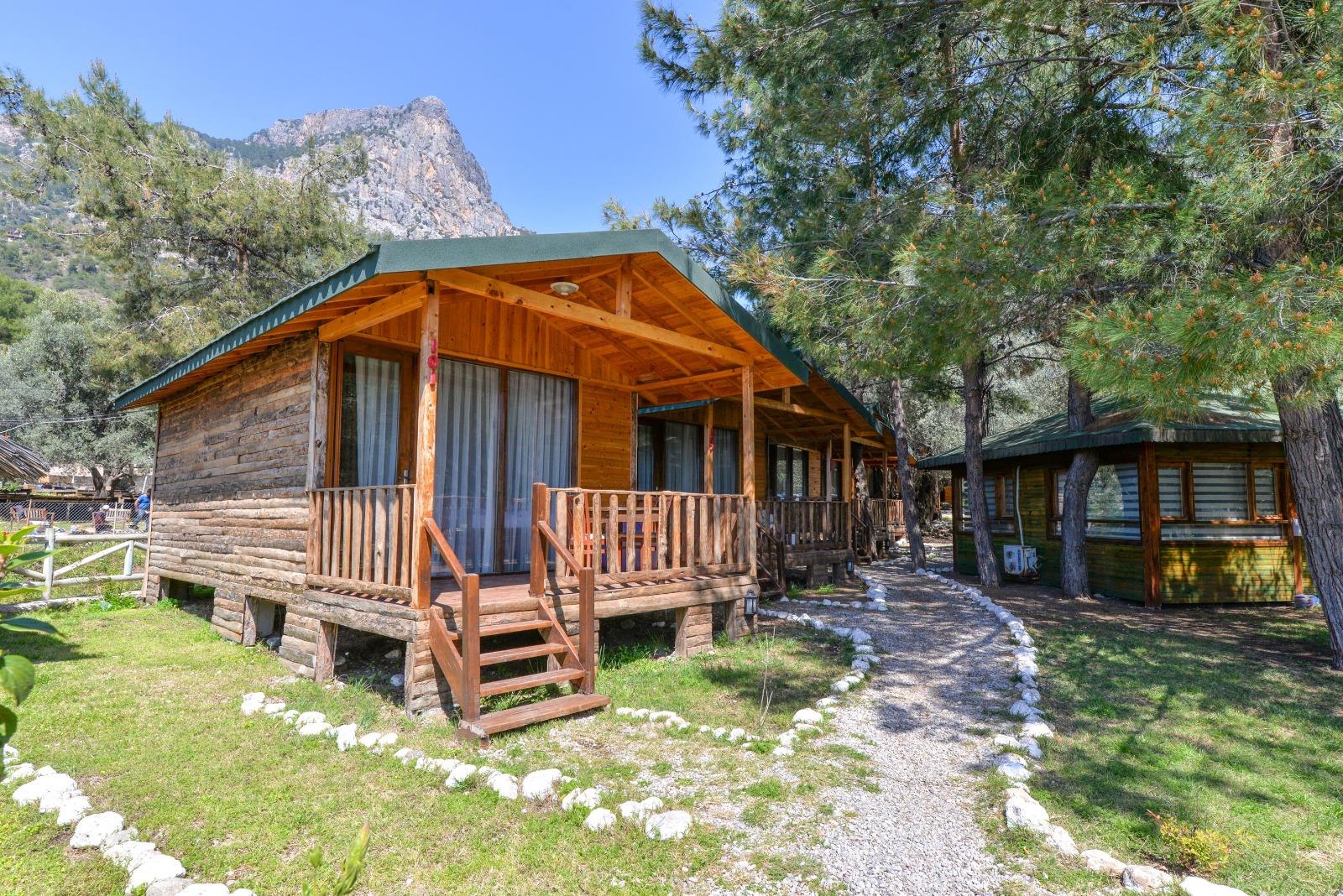 En fazla 3 yetişkin veya 2 yetişkin + 1 çocuk.