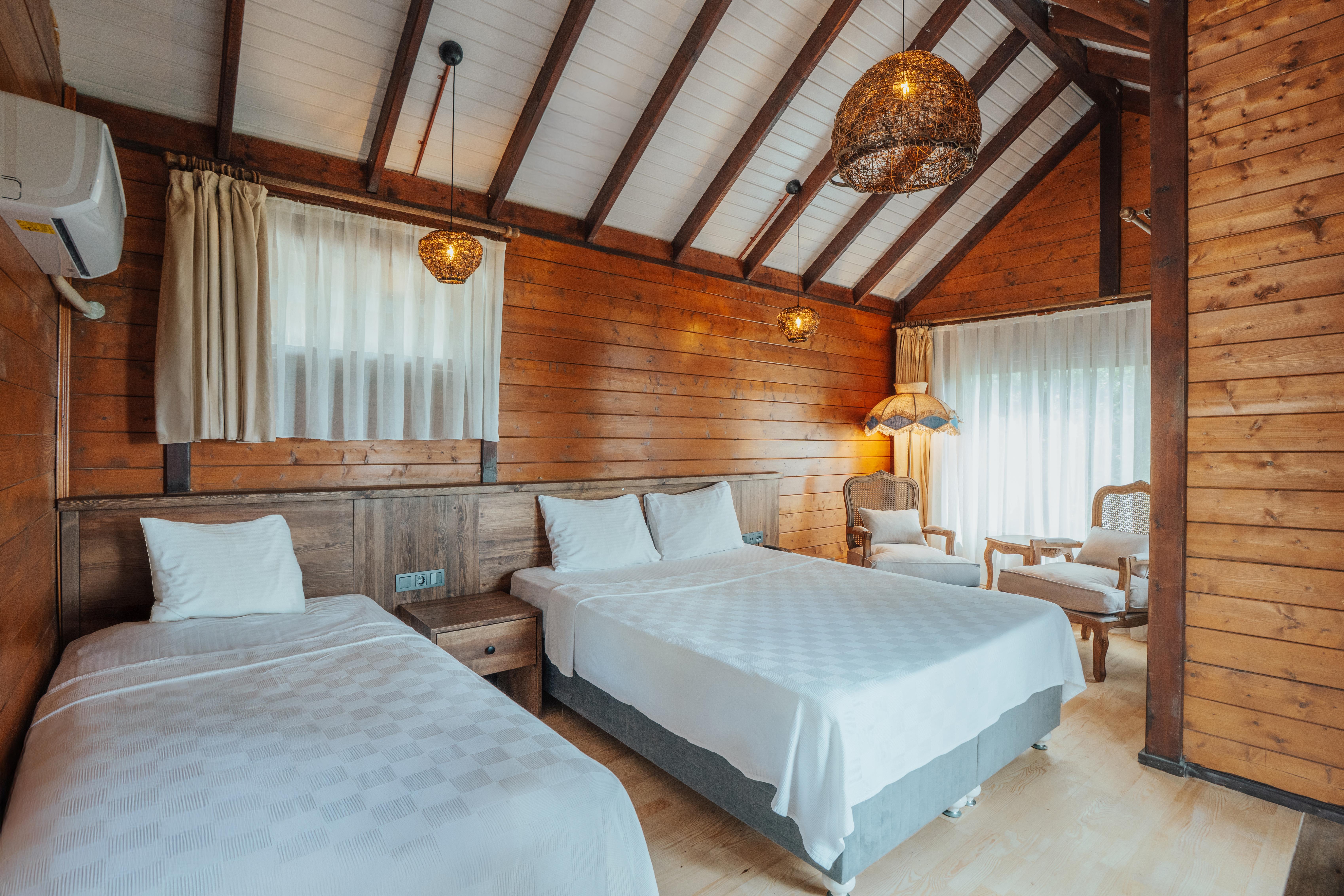 En fazla 3 yetişkin.