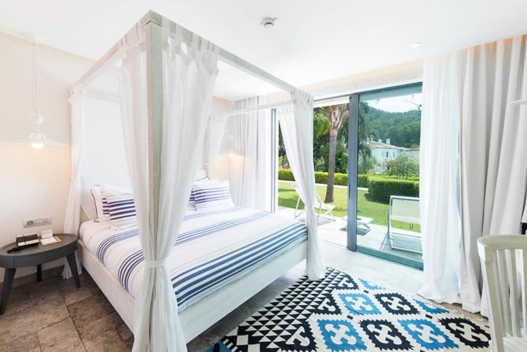 En fazla 2 yetişkin + 1 bebek (0-2 yaş).