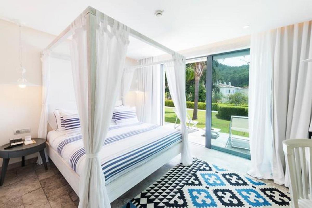 En fazla 2 yetişkin + 1 bebek (0-2 yaş).