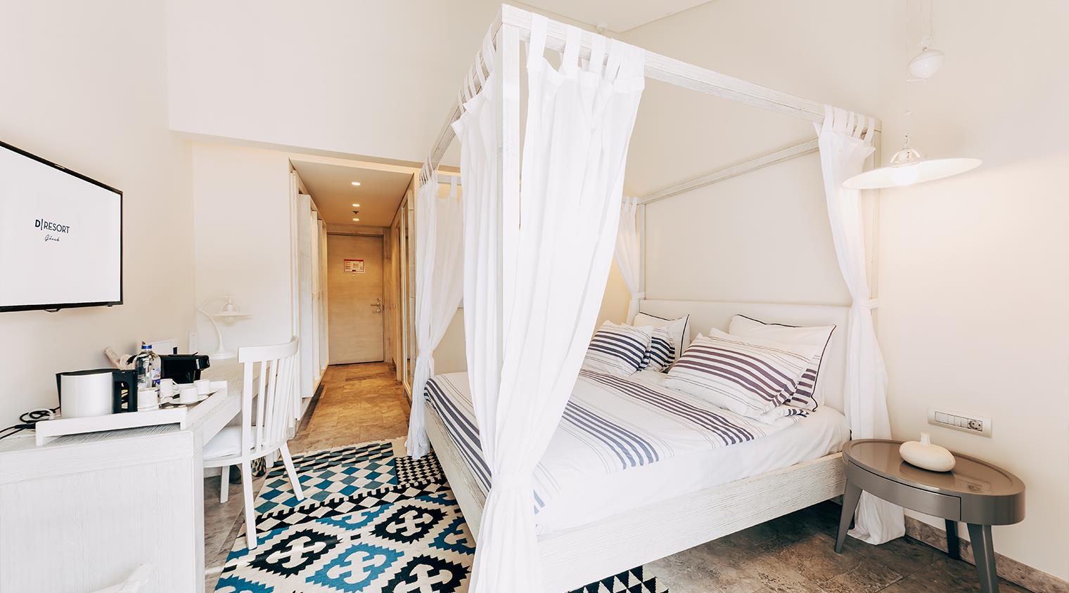 En fazla 2 yetişkin + 1 bebek (0-2 yaş).