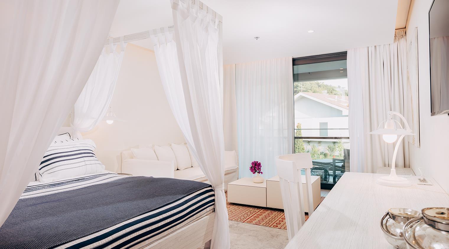 En fazla 3 yetişkin veya 2 yetişkin + 1 çocuk.