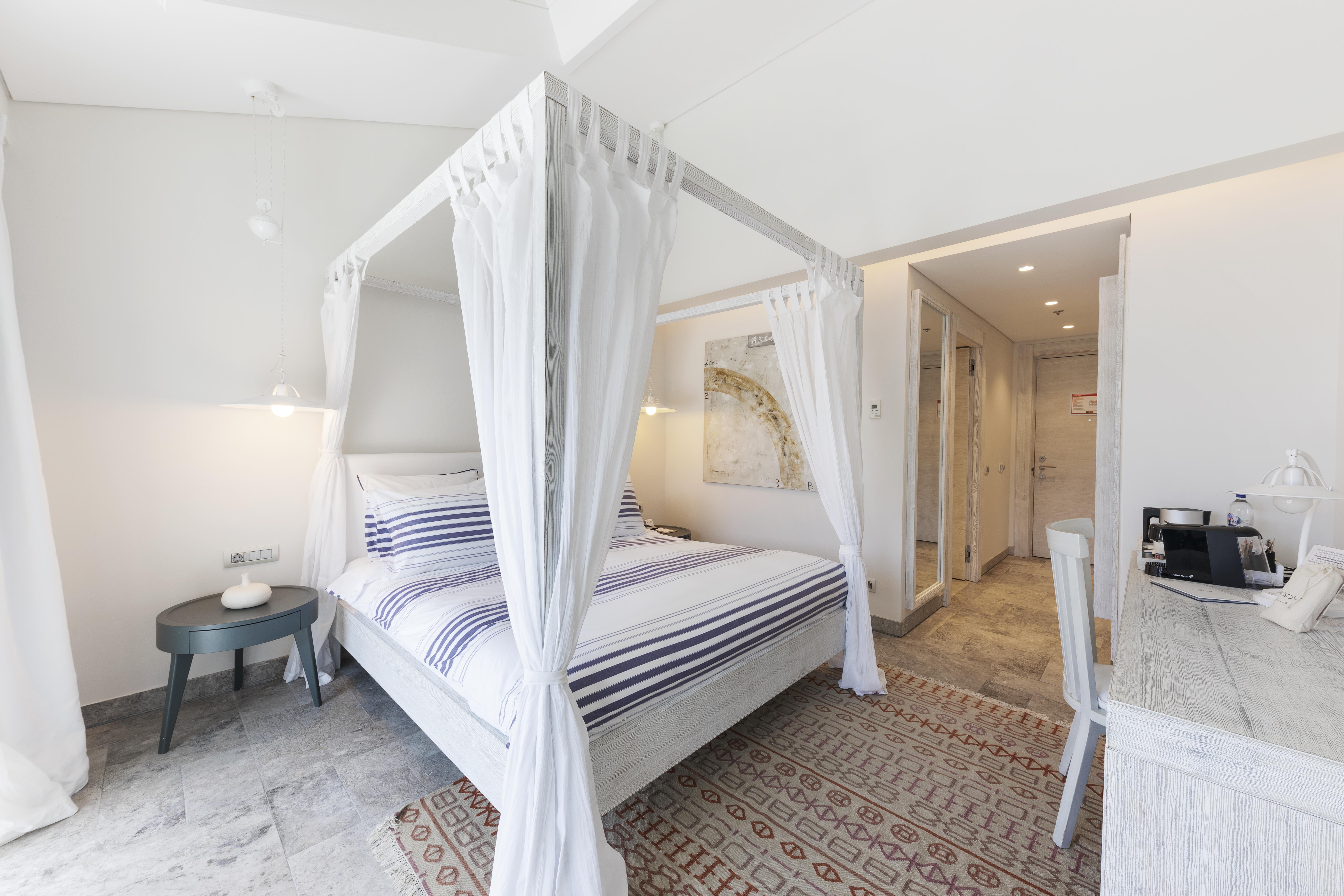 En fazla 2 yetişkin + 1 bebek (0-2 yaş).