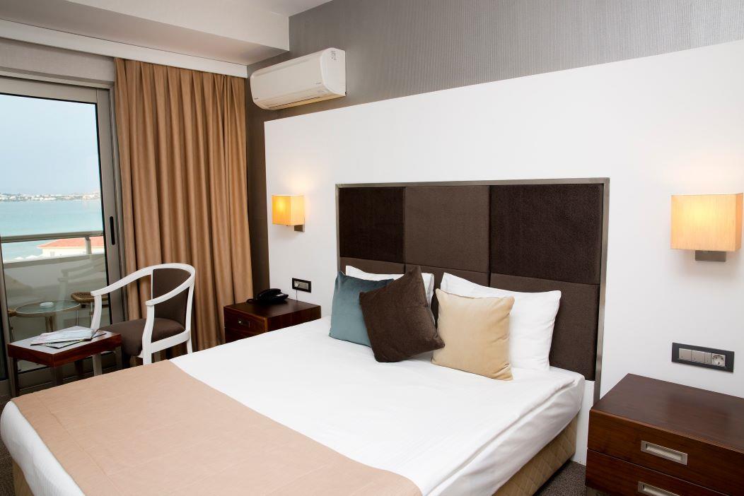 En fazla 3 yetişkin veya 2 yetişkin + 1 çocuk.