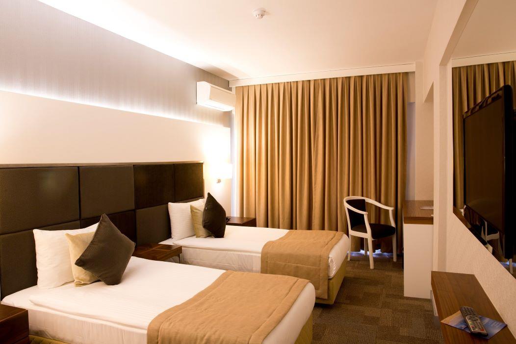 En fazla 3 yetişkin veya 2 yetişkin + 1 çocuk.