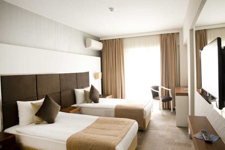 En az 3 yetişkin, En fazla 4 yetişkin veya 3 yetişkin + 1 çocuk.