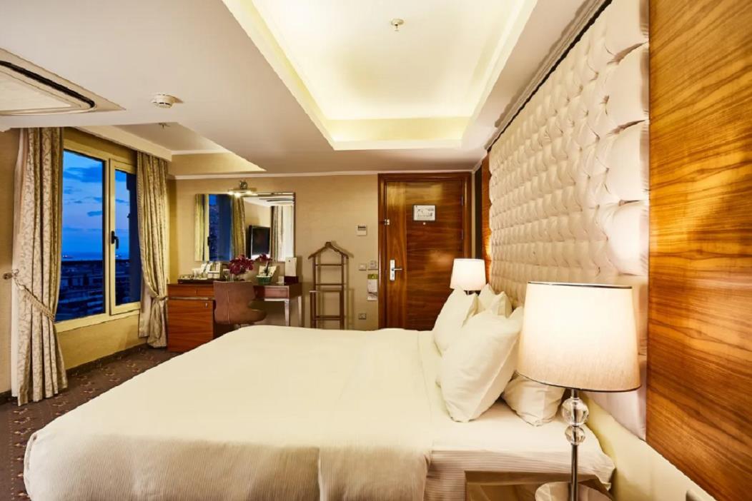 En fazla 3 yetişkin.