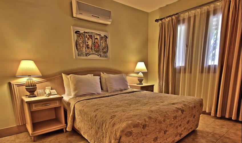 En fazla 2 yetişkin + 1 bebek (0-2 yaş).