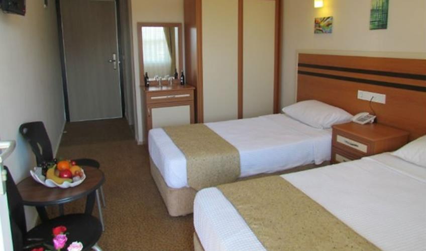 En fazla 2 yetişkin + 1 bebek (0-2 yaş).