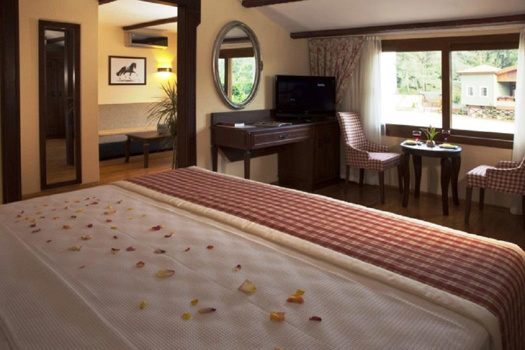 En az 2 yetişkin, En fazla 3 yetişkin.