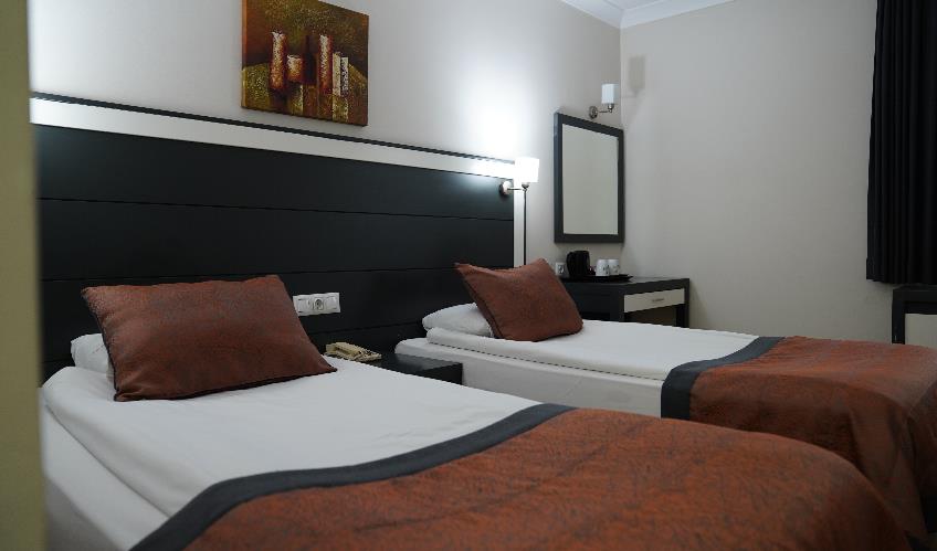 En fazla 3 yetişkin.