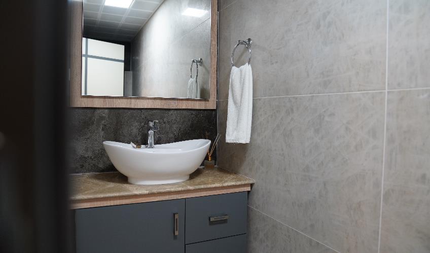 En fazla 4 yetişkin.