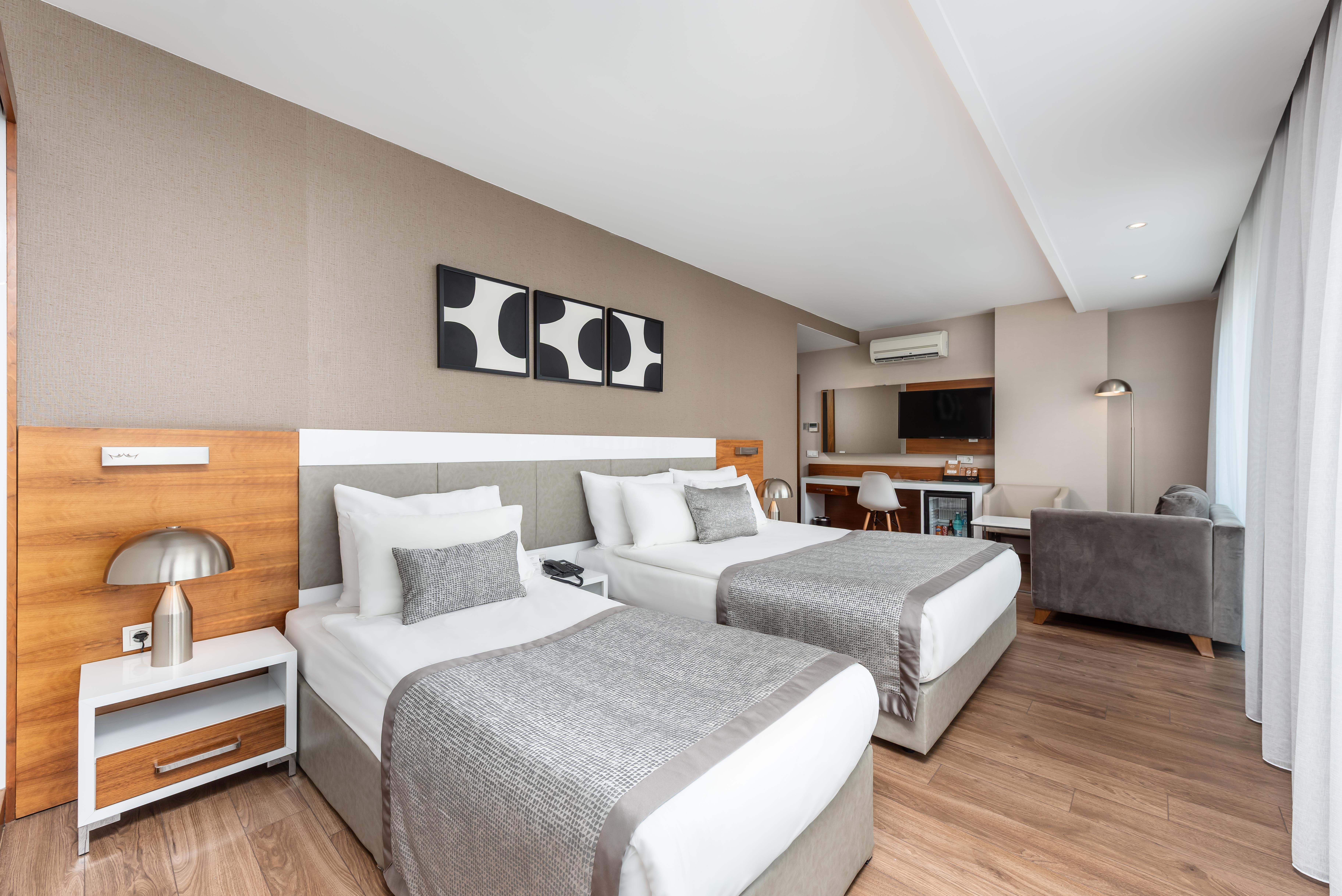 En az 2 yetişkin, En fazla 6 yetişkin veya 5 yetişkin + 1 çocuk.