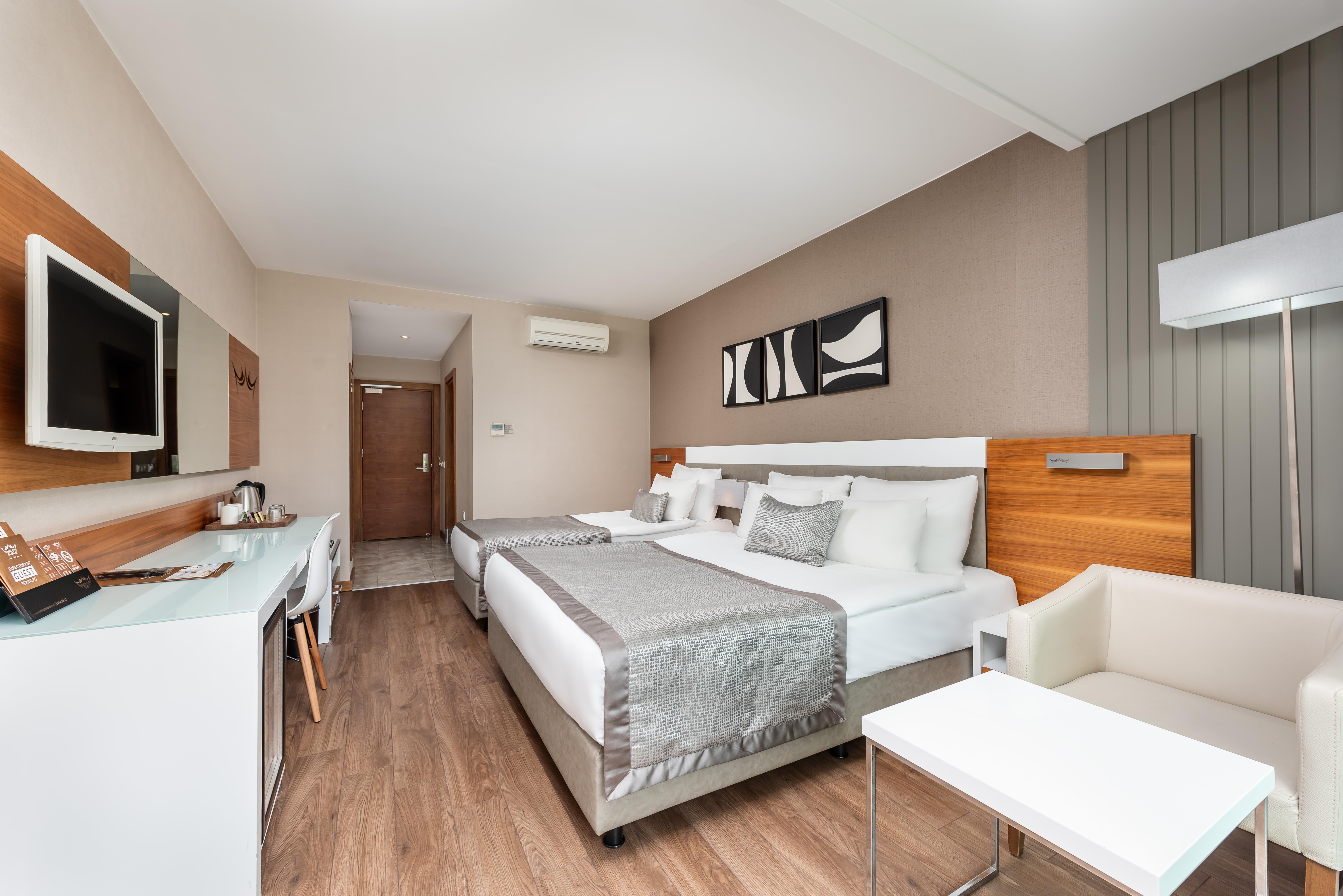 En fazla 3 yetişkin.