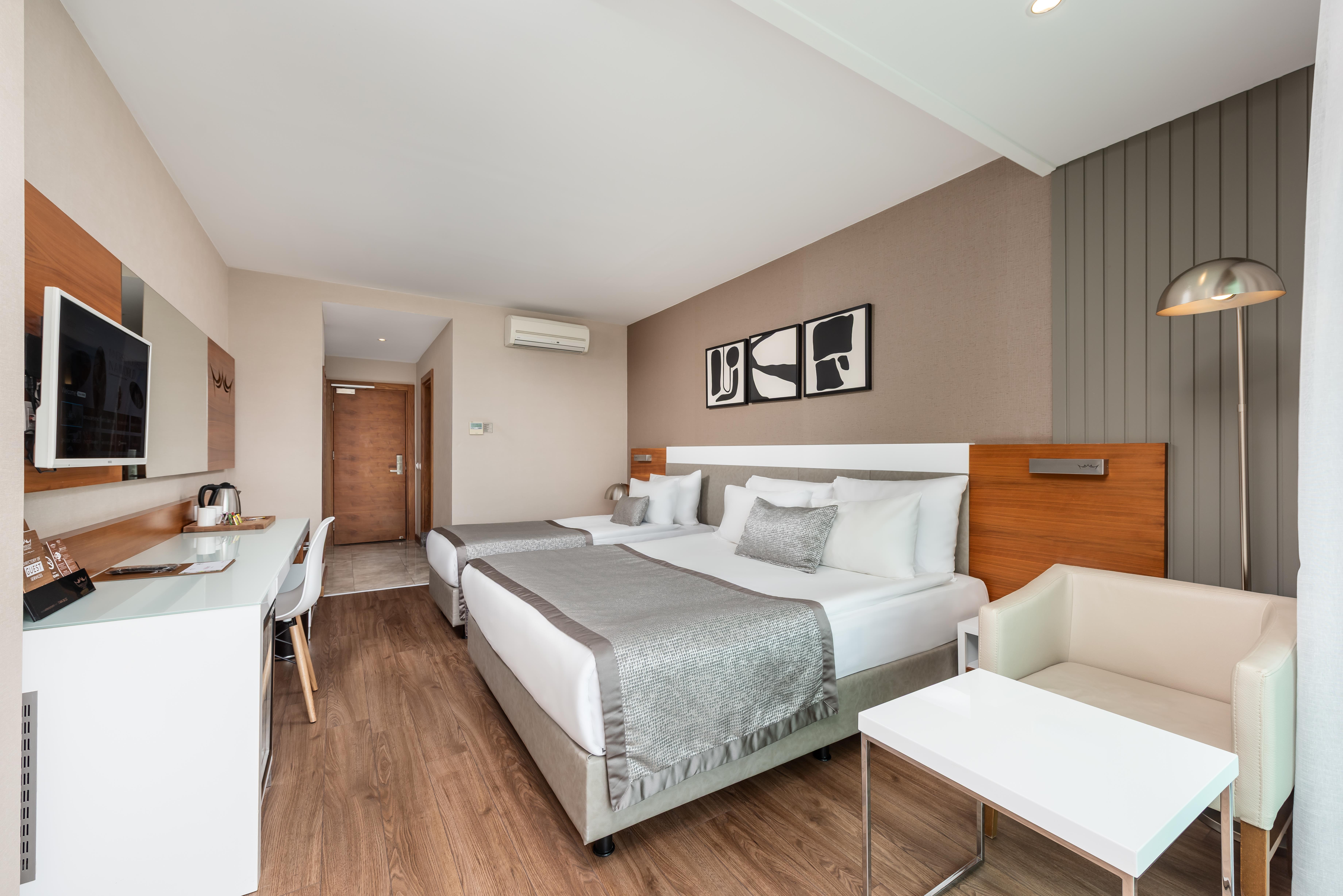 En fazla 3 yetişkin veya 2 yetişkin + 1 çocuk.