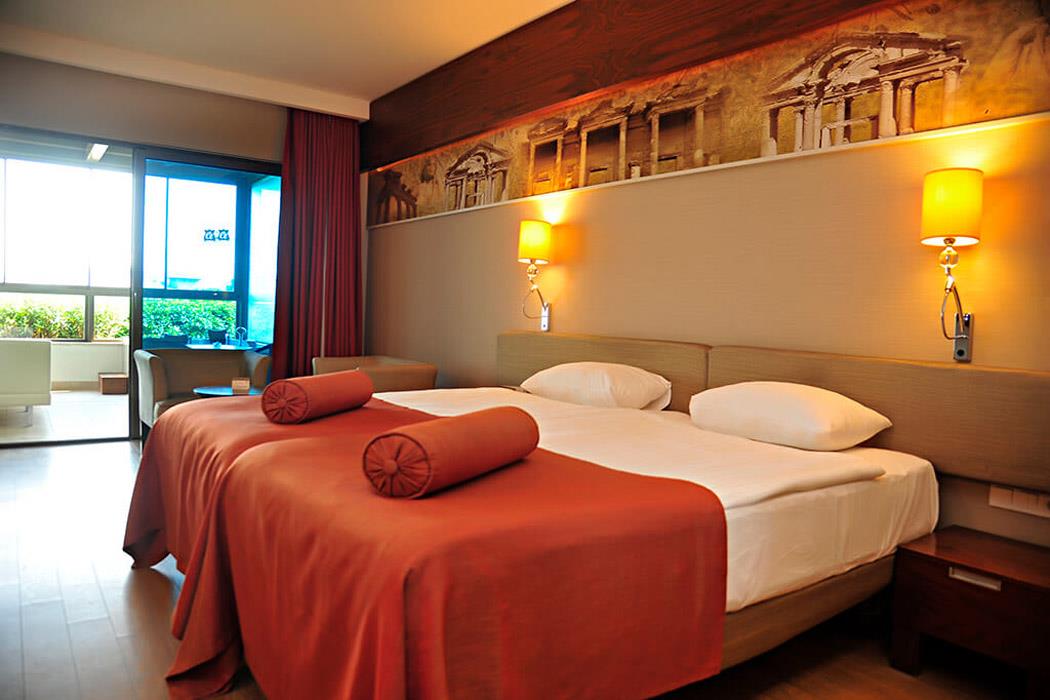 En az 2 yetişkin, En fazla 2 yetişkin.