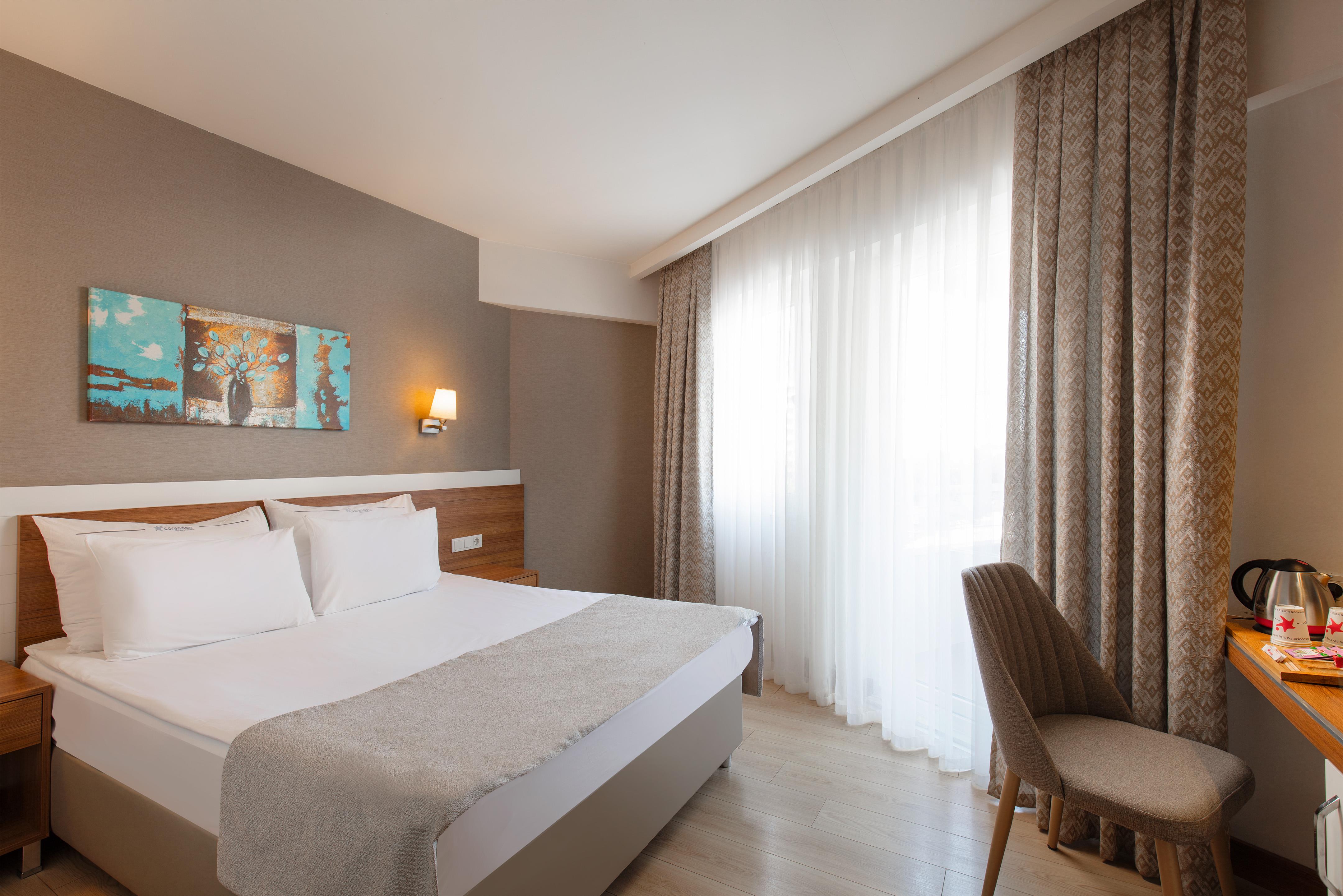 En az 2 yetişkin, En fazla 3 yetişkin + 1 çocuk veya 2 yetişkin + 2 çocuk.