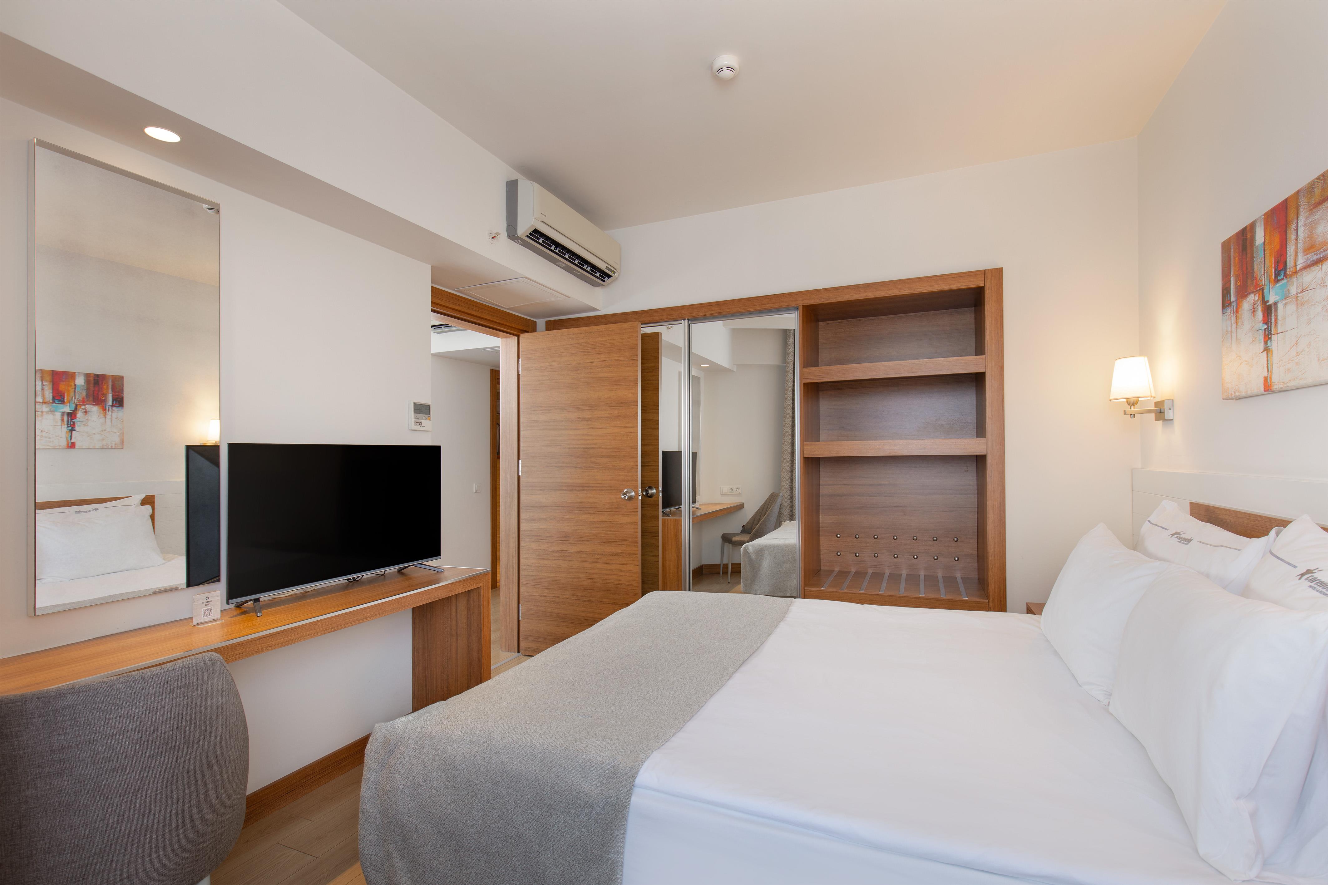 En az 2 yetişkin, En fazla 5 yetişkin veya 5 yetişkin + 1 çocuk.