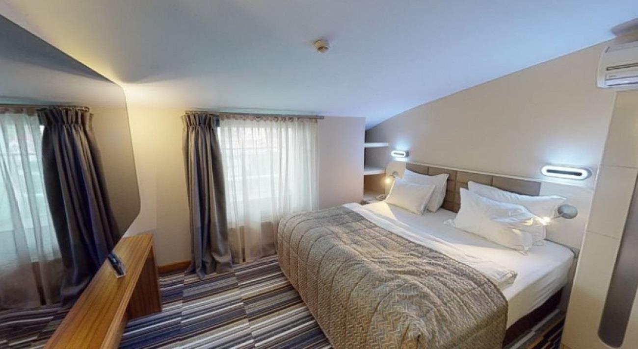 En fazla 4 yetişkin + 1 bebek (0-2 yaş) veya 3 yetişkin + 1 çocuk + 1 bebek (0-2 yaş).