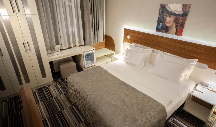 En fazla 2 yetişkin.