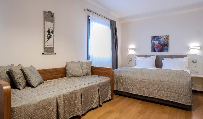 En fazla 3 yetişkin + 1 bebek (0-2 yaş) veya 2 yetişkin + 1 çocuk + 1 bebek (0-2 yaş).