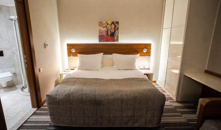 En fazla 3 yetişkin + 1 bebek (0-2 yaş) veya 2 yetişkin + 1 çocuk + 1 bebek (0-2 yaş).