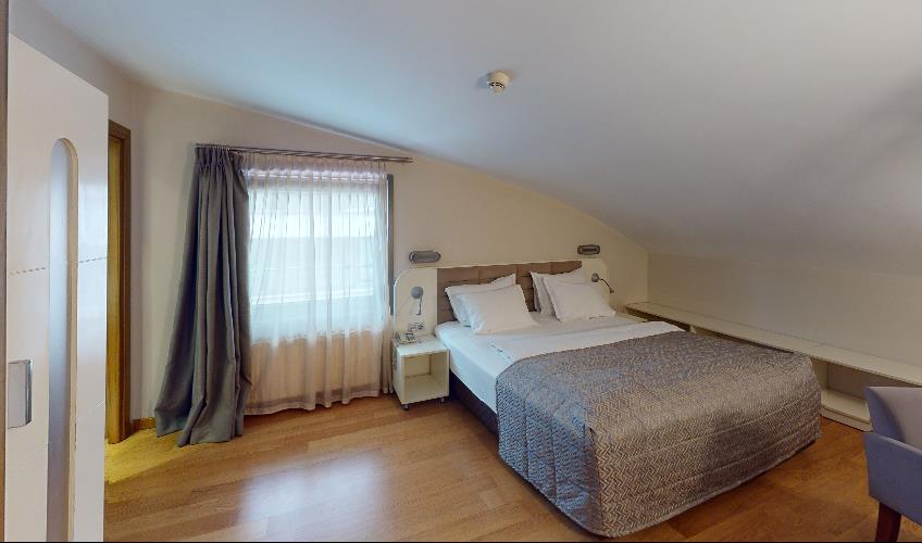 En fazla 3 yetişkin + 1 bebek (0-2 yaş) veya 2 yetişkin + 1 çocuk + 1 bebek (0-2 yaş).