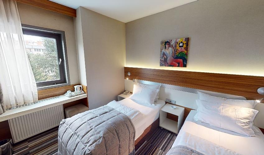 En fazla 2 yetişkin.