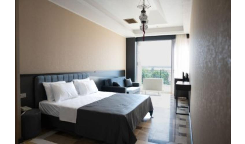 En fazla 3 yetişkin + 1 bebek (0-2 yaş).