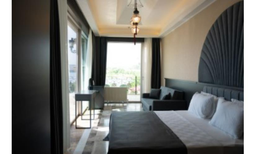 En fazla 3 yetişkin + 1 bebek (0-2 yaş).