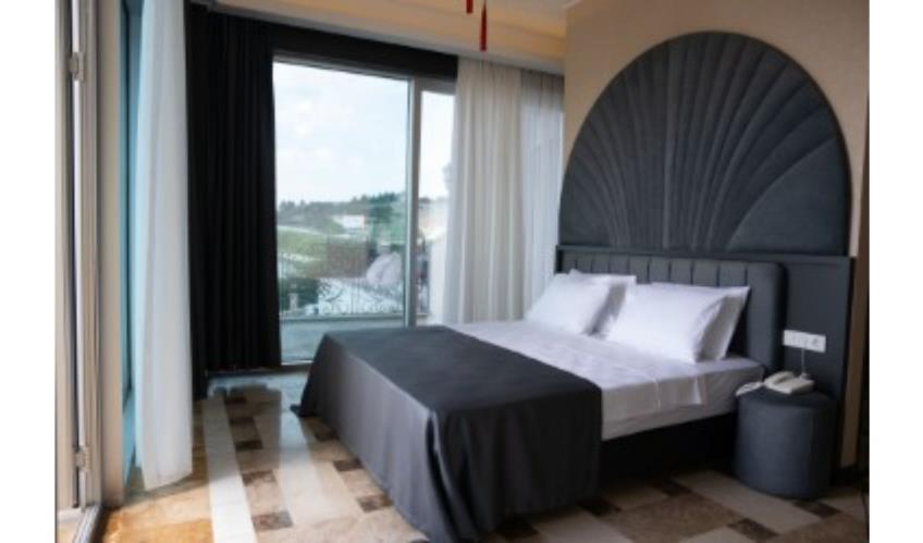 En fazla 4 yetişkin + 1 bebek (0-2 yaş).