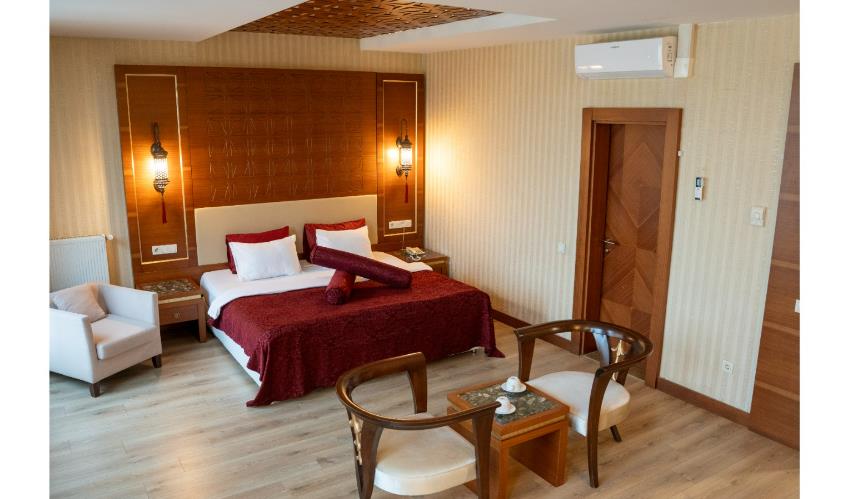 En fazla 4 yetişkin + 1 bebek (0-2 yaş).